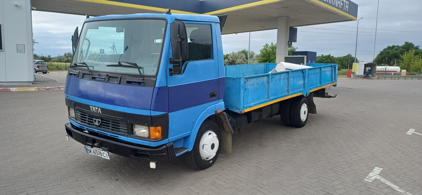 Вантажівка TATA з відкритим бортом — вивіз сміття